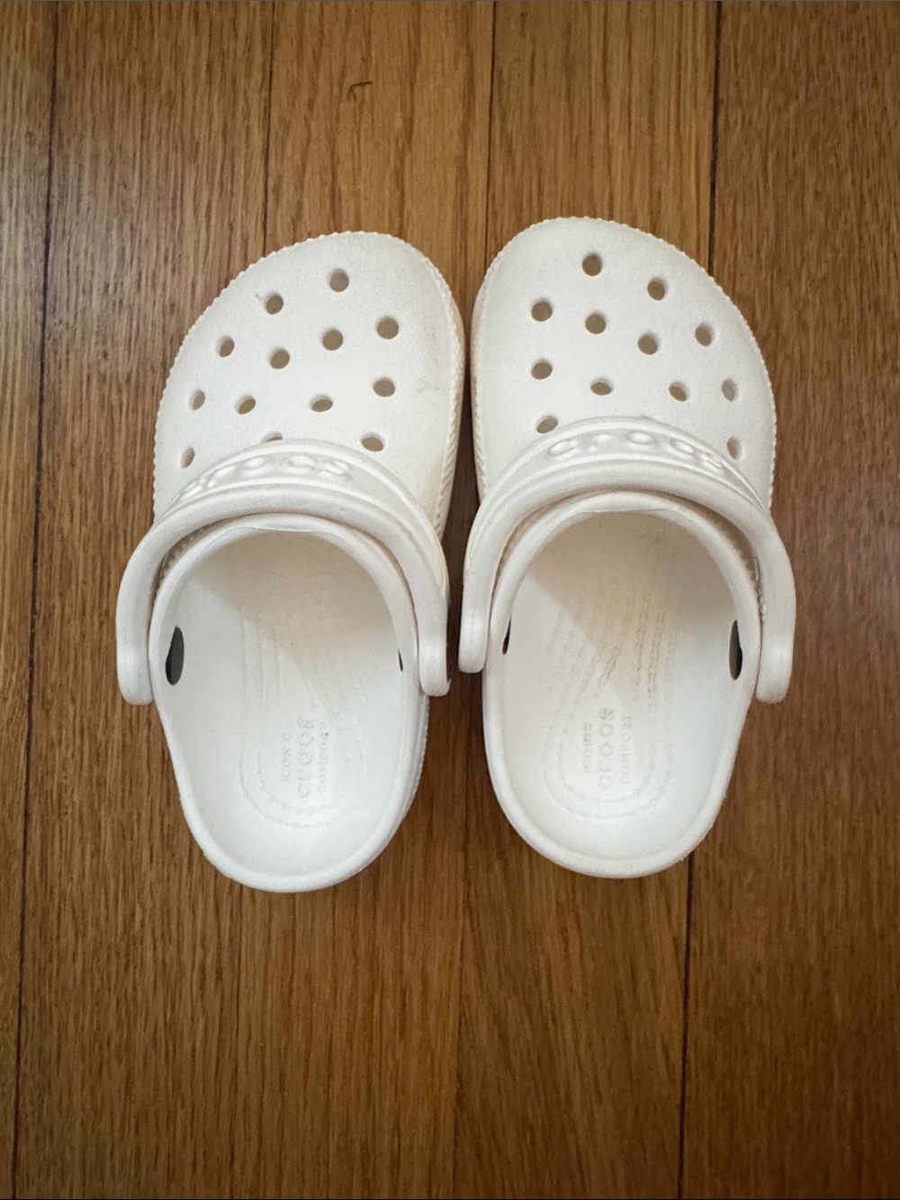 CROCS Kids Classic Clog in Off-White c6